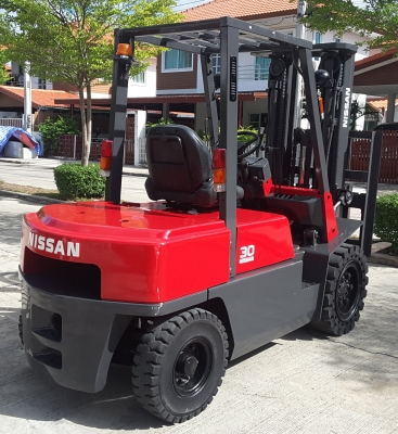 3 ตันดีเซลเสา 3 ตอนยกสูง 4.3 เมตรเครื่องนิสสัน TD27 เกียร์ออโต้ สนใจ โทร/ไลน์ 0813535948