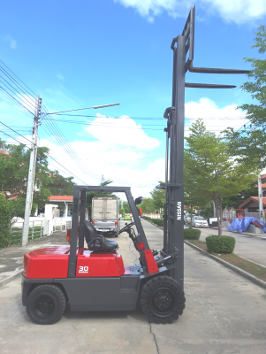 3 ตันดีเซลเสา 3 ตอนยกสูง 4.3 เมตรเครื่องนิสสัน TD27 เกียร์ออโต้ สนใจ โทร/ไลน์ 0813535948