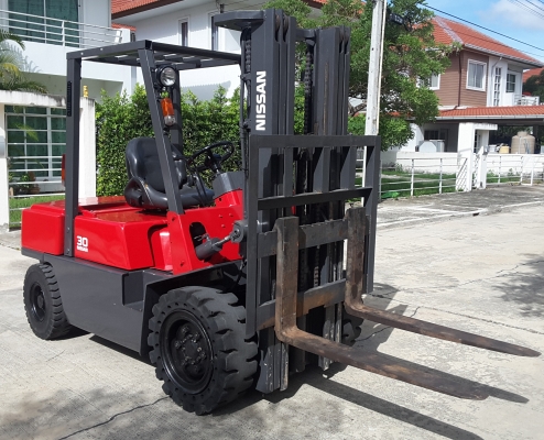 3 ตันดีเซลเสา 3 ตอนยกสูง 4.3 เมตรเครื่องนิสสัน TD27 เกียร์ออโต้ สนใจ โทร/ไลน์ 0813535948