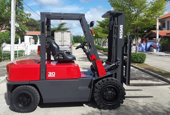 3 ตันดีเซลเสา 3 ตอนยกสูง 4.3 เมตรเครื่องนิสสัน TD27 เกียร์ออโต้ สนใจ โทร/ไลน์ 0813535948