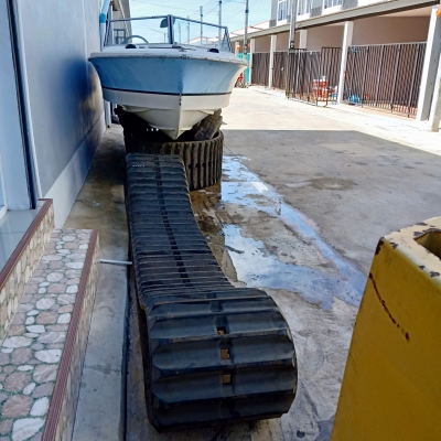 แทรคยางรถขุดใหญ่ หรือรถบรรทุกขนาดใหญ่