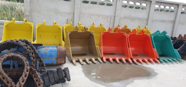 ขายด่วนบุ้งกี๋28,000รถแบคโฮ SK135SK140SK120 FX120ZX120ขอนอกนำเข้าของใหม่มีอินวอย รุ้สะลัก65มิลหูกว้าง25ซ.ม บุ้งกี๋กว้างใน90ซ.ม.กว้างนอก94ซ.ม.หล็กหนาล่าง3.5ซ.มโทร-085-1904773-087-6694752ของอยุ่อยุธยา-วังน้อย