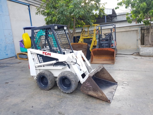รถตักเล็ก TCM 343 รุ่นbobcat  ใช้งานเพียง900ชั่วโมง ใช้งานสำหรับพื้นที่แคบ ขับง่าย สามารถหมุนรอบตัวเอง360องศา ใช้ในฟาร์มวัว ฟาร์มหมู ตักมูลสัตว์ทดแทนแรงงานและประหยัดเวลา ราคา180,000บาท สนใจติดต่อ โทรและไลน์ 083-4355829, 092-9938255 หรือติดต่อสอบถามได