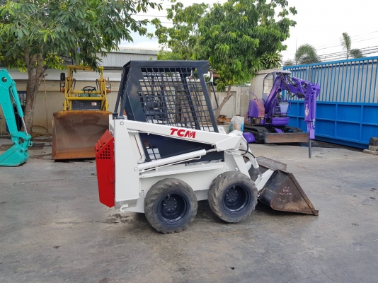 รถตักเล็ก TCM 343 รุ่นbobcat  ใช้งานเพียง900ชั่วโมง ใช้งานสำหรับพื้นที่แคบ ขับง่าย สามารถหมุนรอบตัวเอง360องศา ใช้ในฟาร์มวัว ฟาร์มหมู ตักมูลสัตว์ทดแทนแรงงานและประหยัดเวลา ราคา180,000บาท สนใจติดต่อ โทรและไลน์ 083-4355829, 092-9938255 หรือติดต่อสอบถามได