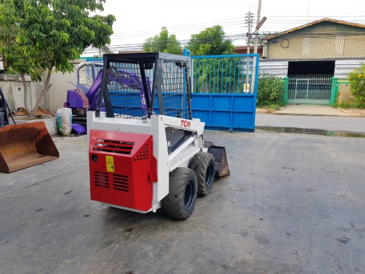 รถตักเล็ก TCM 343 รุ่นbobcat  ใช้งานเพียง900ชั่วโมง ใช้งานสำหรับพื้นที่แคบ ขับง่าย สามารถหมุนรอบตัวเอง360องศา ใช้ในฟาร์มวัว ฟาร์มหมู ตักมูลสัตว์ทดแทนแรงงานและประหยัดเวลา ราคา180,000บาท สนใจติดต่อ โทรและไลน์ 083-4355829, 092-9938255 หรือติดต่อสอบถามได