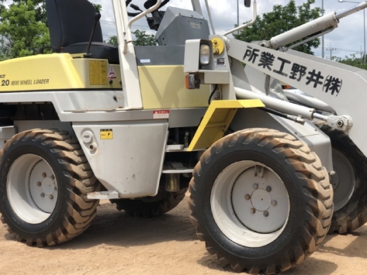 ขายรถตักล้อยาง KOMATSU WA20-2  นำเข้าเองจากญี่ปุ่น สภาพสวยพร้อมใช้ มีVDOการทำงานครับ