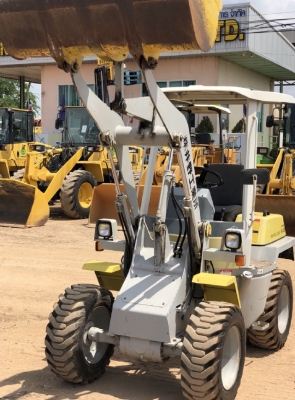 ขายรถตักล้อยาง KOMATSU WA20-2  นำเข้าเองจากญี่ปุ่น สภาพสวยพร้อมใช้ มีVDOการทำงานครับ