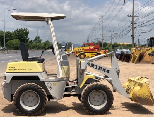 ขายรถตักล้อยาง KOMATSU WA20-2  นำเข้าเองจากญี่ปุ่น สภาพสวยพร้อมใช้ มีVDOการทำงานครับ