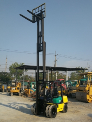 ขายรถนำเข้าจากญี่ปุ่น คันนี้สวยมาก KOMATSU 3ตัน เสาสูง 6เมตร โทร.090-986-2521 อ๊อบ