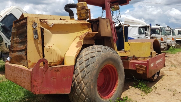 มีVDOขายรถบดไดนาแพค 2 คัน 10 ตันสั่นสะเทือนเพลาเดี่ยวมีเล่มทะเบียน 1 คันเอกสารซื้อขาย 1 คันราคาคันละ 350,000 เท่ากัน