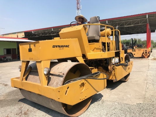 ขายรถบด10ตันDYNAPACรุ่นCC41รถนอกนำเข้า ไม่เคยใช้งานในไทย มีเอกสารพร้อมหน้าเหล็กหลังเหล็ก  บดอัดสั่นสะเทือนได้ทั้ง2ล้อ สภาพดีพร้อมใช้งานขาย590000โทร081-8302909จิรโรจน์Line  :  jiraroj2909