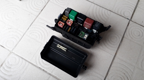 กล่องฟิวส์ TOYOTA COROLLA AE100 AE101