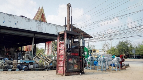 แท่นอัดก้อนร้านของเก่า อัดก้อน 300-400 kg ห้องอัด 60x100x140 cm มอเตอร์ 20 HP 380V เครื่องเดินสมบูรณ