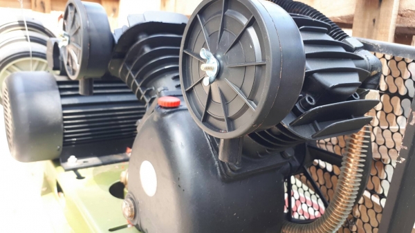 ขาย ปั๊มลม เครื่องลม มอเตอร์ไฟฟ้า 220V ของใหม่ นำเข้า 300 ลิตร ชมวีดีโอได้ครับ