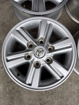 ล้อโตโยต้าขอบ15x7 ถอดป้ายแดง เก่าเก็บโดยรวมสวย โทร0879050181.ส่งได้