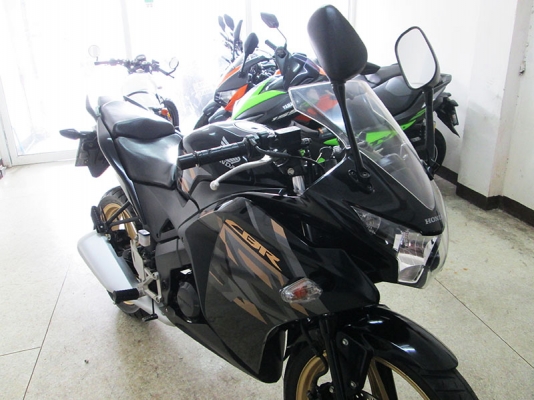 สด ผ่อน ขาย Honda CBR 150 R ไมล์แท้ 4780 กม ปี 2018 สภาพสวยเดิมๆ เครื่องหัวฉีดประหยัดน้ำมัน