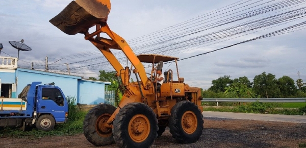 ขายรถตัก komatsu รุ่นjh30สภาพดี แรงดี ใช้งานดีครับ