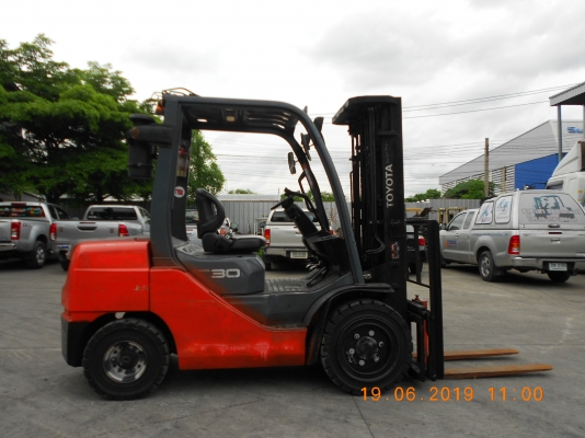 ขายรถฟอร์คลิฟต์มือสองถูกๆจ้า TOYOTA 8FD30 ดีเซล 3.0ตัน เสา4.5เมตรเข้าตู้