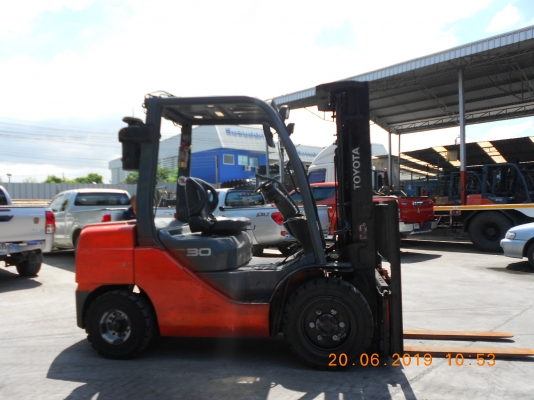 ขายรถฟอร์คลิฟต์มือสองถูกๆจ้า TOYOTA 8FD30 ดีเซล 3.0ตัน เสา4.5เมตรเข้าตู้