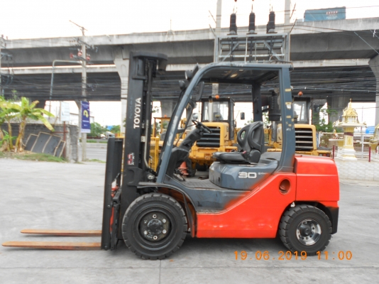 ขายรถฟอร์คลิฟต์มือสองถูกๆจ้า TOYOTA 8FD30 ดีเซล 3.0ตัน เสา4.5เมตรเข้าตู้