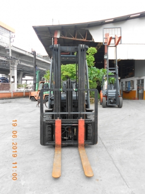 ขายรถฟอร์คลิฟต์มือสองถูกๆจ้า TOYOTA 8FD30 ดีเซล 3.0ตัน เสา4.5เมตรเข้าตู้