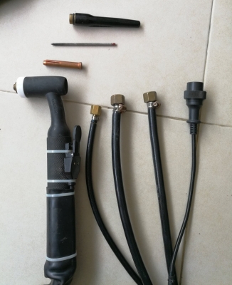 สายเชื่อมTig 400-500A ระบบหล่อน้ำระบายความร้อน  สภาพสวยพร้อมใช้ เหมาะกับตู้เชื่อมTIG 400-500A  ที่มีระบบน้ำเลี้ยงหล่อเย็น ยาว 25 เมตร  อุปกรณ์ตามรูป แกนทังสเตนที่ติดมาเป็นขนาด 4mm  ขาดกระเบื้องป้องก๊าชด้านหน้า1ชิ้น