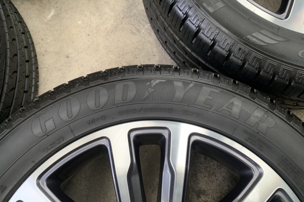 ล้อแม็กป้ายแดง Ford Everest ขอบ 20 รุ่นใหม่ล่าสุด พร้อมยางใหม่ป้ายแดง 265-50-20 GoodYear รถออกปี 19 สวยกริ๊บๆ