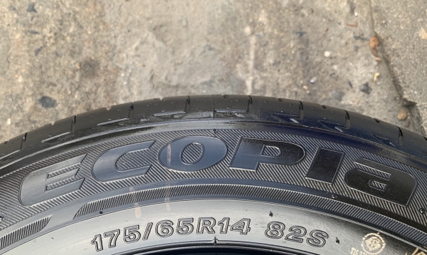 ยางป้ายแดง 175-65-14 Bridgestone ปี 19 ตุ่มเด้งๆ เส้นสีชัด