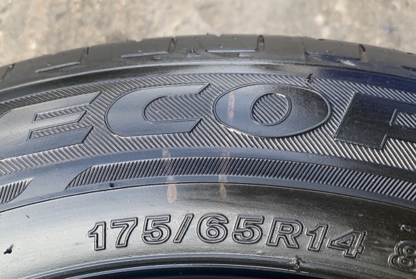 ยางป้ายแดง 175-65-14 Bridgestone ปี 19 ตุ่มเด้งๆ เส้นสีชัด