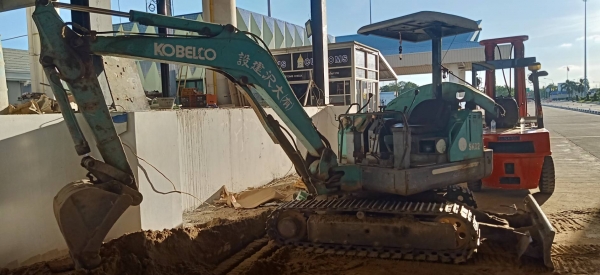 รถแบคโฮ KOMATSU  รุ่นSK27 เทียบ SK30   ไม่มีเล่มทะเบียน