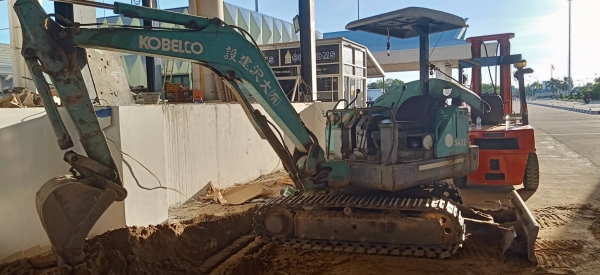 รถแบคโฮ KOMATSU  รุ่นSK27 เทียบ SK30   ไม่มีเล่มทะเบียน