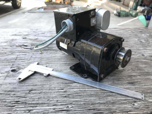 ขายมอเตอร์เกียร์ขนาดเล็ก Dayton 1/80HP. 110V 2สาย made in USA. อัตราทด 1:185.5 เพลาออกประมาณ 8รอบต่อนาที สภาพสวยมาก หมุนนิ่ม พร้อมใช้งาน ราคา 1,000 บาทพร้อมส่ง