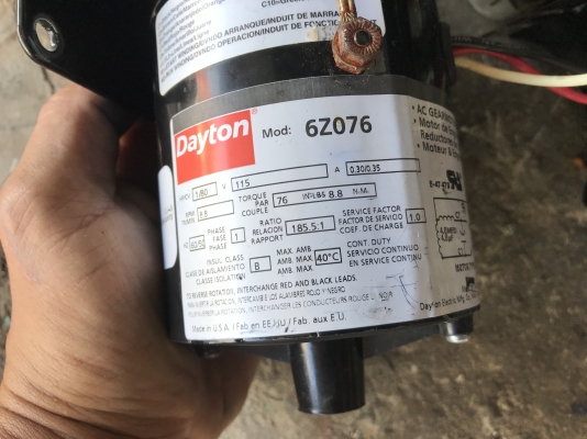 ขายมอเตอร์เกียร์ขนาดเล็ก Dayton 1/80HP. 110V 2สาย made in USA. อัตราทด 1:185.5 เพลาออกประมาณ 8รอบต่อนาที สภาพสวยมาก หมุนนิ่ม พร้อมใช้งาน ราคา 1,000 บาทพร้อมส่ง