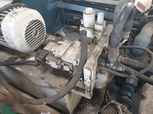 ขายปั้มน้ำมันอัดกระบอกไฮโดรลิค มอเตอร์10แรง ไฟ380 ใช้งานได้ครับ