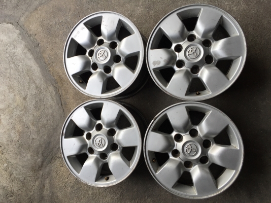 ล้อโตโยต้า ขอบ15 ไม่แตกไม่ซ่อม สีไม่สวยขายตามสภาพ โทร0879050181.ส่งได้