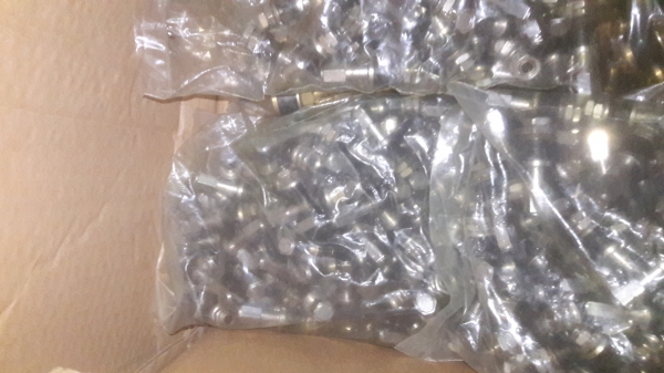 จุ๊บเลส Rays ล้อรถยนต์ 100 ตัว จุ๊บเลส Rays ล้อรถยนต์ 100 ตัว