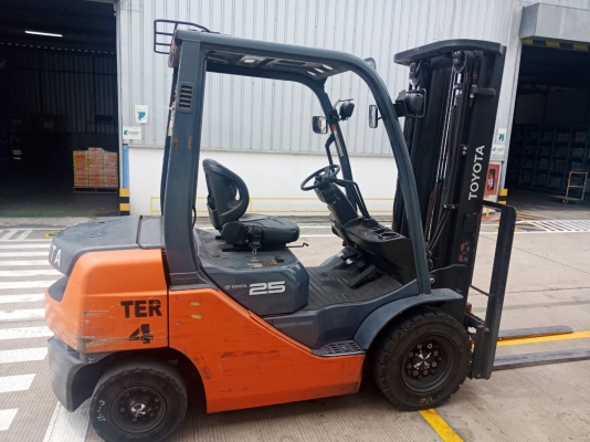 รถยกโตโยต้ารุ่น 8 น้ำหนักยก 2.5 ตัน เสาสูง 5 เมตร แผงงาสไลด์ เครื่องดีเซล เกียร์ออโต้