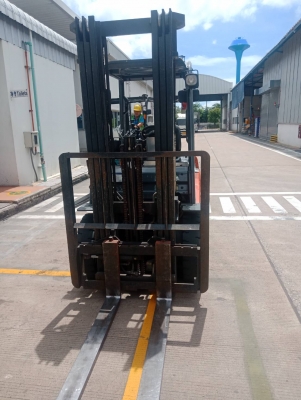 รถยกโตโยต้ารุ่น 8 น้ำหนักยก 2.5 ตัน เสาสูง 5 เมตร แผงงาสไลด์ เครื่องดีเซล เกียร์ออโต้