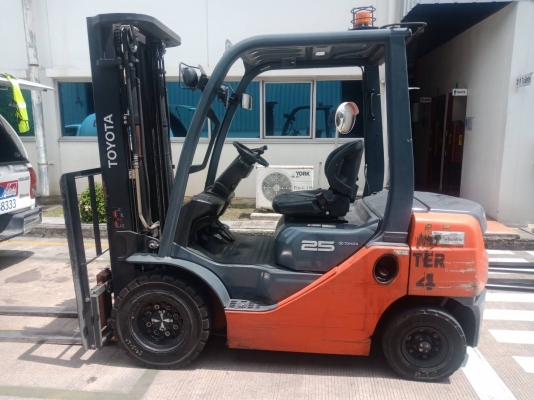 รถยกโตโยต้ารุ่น 8 น้ำหนักยก 2.5 ตัน เสาสูง 5 เมตร แผงงาสไลด์ เครื่องดีเซล เกียร์ออโต้