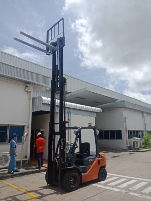 รถยกโตโยต้ารุ่น 8 น้ำหนักยก 2.5 ตัน เสาสูง 5 เมตร แผงงาสไลด์ เครื่องดีเซล เกียร์ออโต้