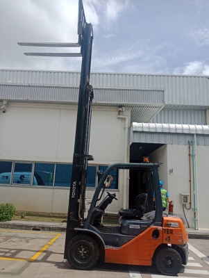 รถยกโตโยต้ารุ่น 8 น้ำหนักยก 2.5 ตัน เสาสูง 5 เมตร แผงงาสไลด์ เครื่องดีเซล เกียร์ออโต้