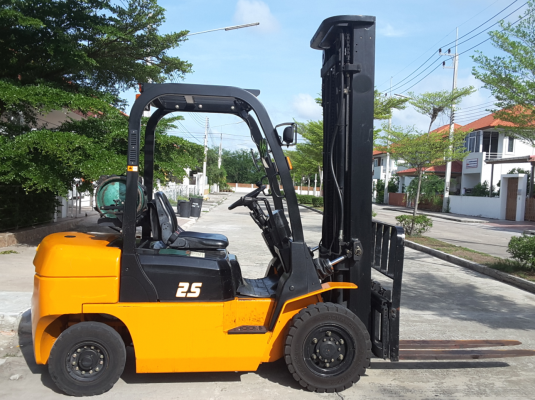 ฟอร์คลิฟท์ขนาด 2.5 ตันเสายกสูง 6 เมตรงาสไลน์ สนใจ 0813535948