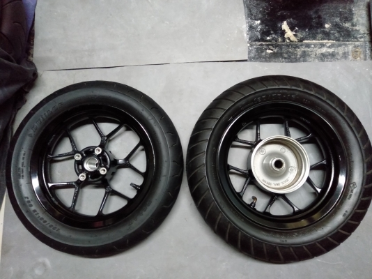 ขาย ล้อแม็กแท้ honda zoommer x ตัวใหม่ครับ
