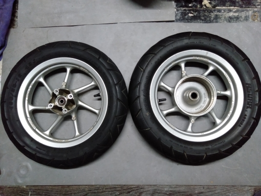 ขาย ล้อแม็กแท้ honda สกู๊ปปี้ 12 ตามในรูปครับ
