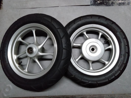ขาย ล้อแม็กแท้ honda สกู๊ปปี้ 12 ตามในรูปครับ