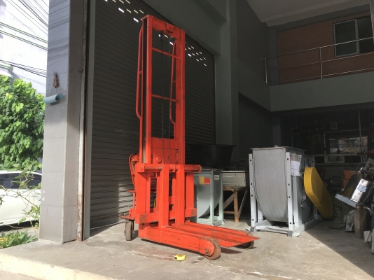 ขายแฮนลิฟท์ไฟฟ้า 220V ไฟบ้าน เสาสูง 2เมตร แบบ Stacker  Liftrer made in Japan รับน้ำหนัก 800Kg. สภาพสวย พร้อมใช้งาน อุปกรณ์ครบ ปรับงาได้