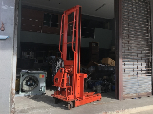 ขายแฮนลิฟท์ไฟฟ้า 220V ไฟบ้าน เสาสูง 2เมตร แบบ Stacker  Liftrer made in Japan รับน้ำหนัก 800Kg. สภาพสวย พร้อมใช้งาน อุปกรณ์ครบ ปรับงาได้