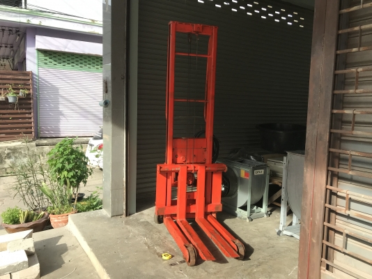 ขายแฮนลิฟท์ไฟฟ้า 220V ไฟบ้าน เสาสูง 2เมตร แบบ Stacker  Liftrer made in Japan รับน้ำหนัก 800Kg. สภาพสวย พร้อมใช้งาน อุปกรณ์ครบ ปรับงาได้