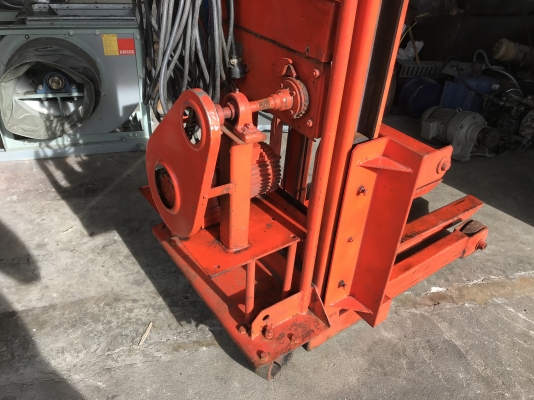 ขายแฮนลิฟท์ไฟฟ้า 220V ไฟบ้าน เสาสูง 2เมตร แบบ Stacker  Liftrer made in Japan รับน้ำหนัก 800Kg. สภาพสวย พร้อมใช้งาน อุปกรณ์ครบ ปรับงาได้