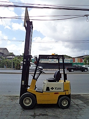 ขายรถยก1 ตัน  เครื่องเบนซิน กระบอกคุ่ เกียร์ออโต้  เสาสูง 3 เมตร  พวงมาลัยเพาเว่อร์  สีเดิมจากนอก นำเข้าจากญี่ปุ่น ใช้งานได้ทันที